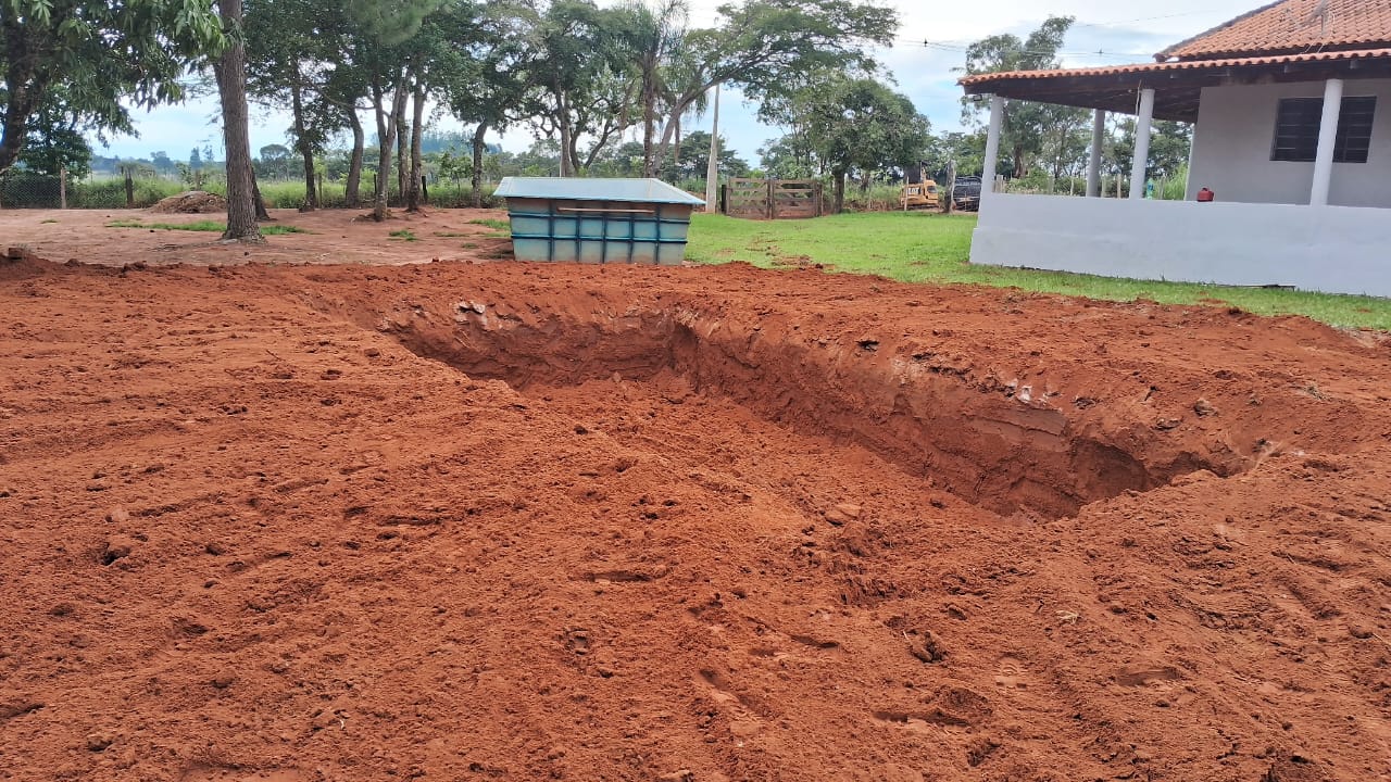 Terreno escavado para piscina próximo a residência rural