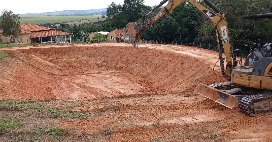 Terreno nivelado com mini escavadeira CAT em operação